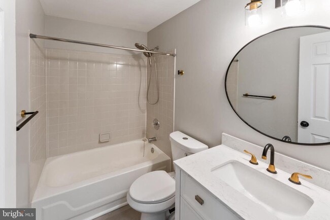 Building Photo - 8213 Roxbury Dr