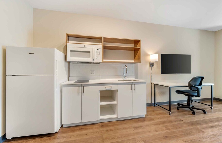 Building Photo - Furnished Studio-Phoenix - Chandler - Airport
