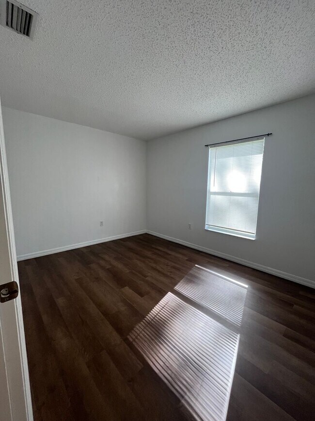 Building Photo - Super Cute 3 Bedroom 2 Bath in Great Locat...