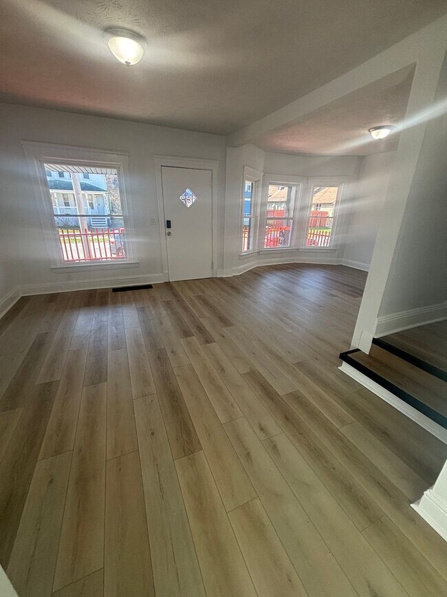 Building Photo - 4bd/1.5b Single Section 8/Cash Pay