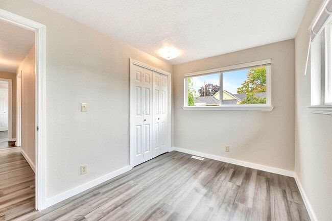 Building Photo - Savage / Ellis Duplex