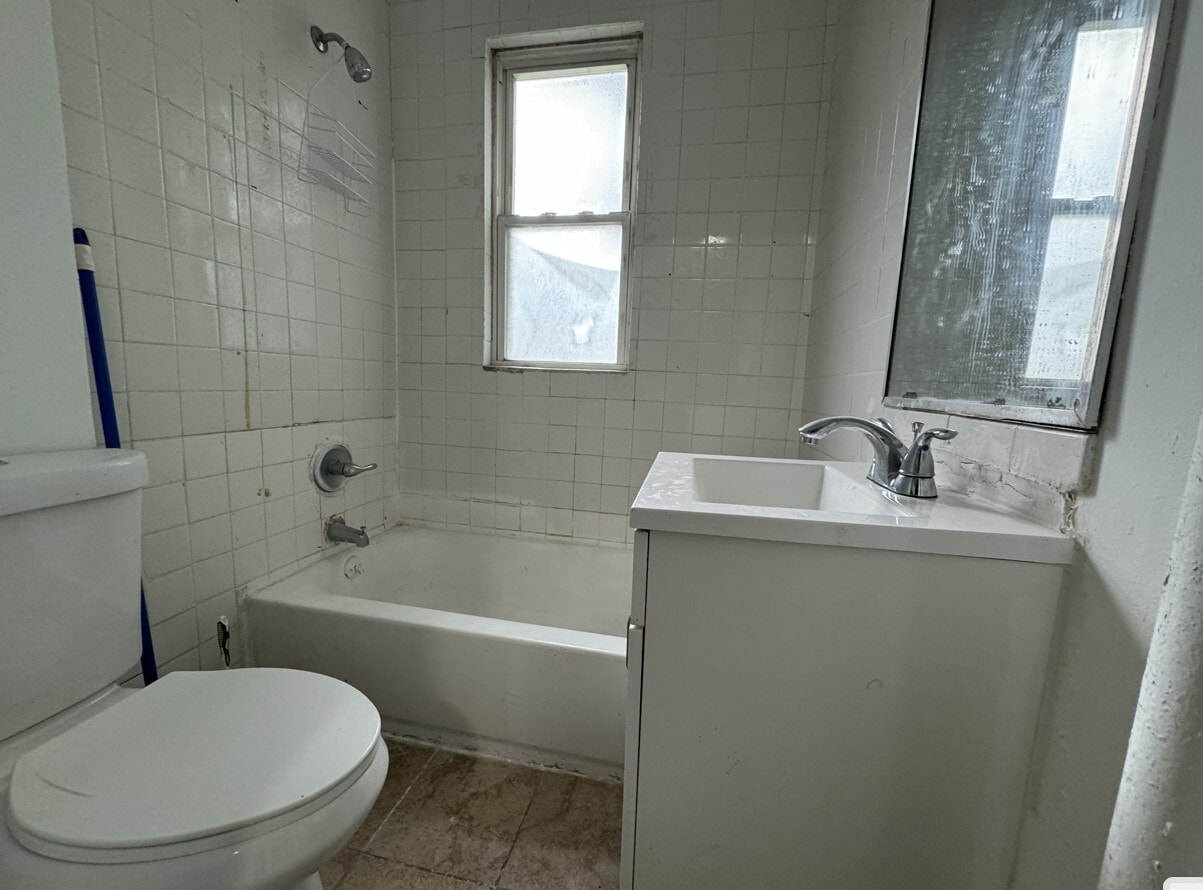 Building Photo - 72 Rose Ave