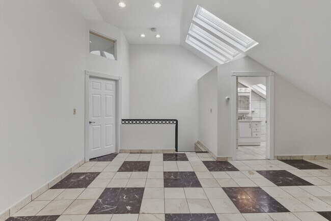 Building Photo - 571 Somerville Ave