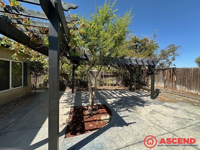 Building Photo - 4 Bedroom Home Next To CSUB!