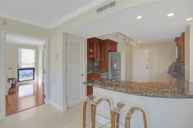 Building Photo - 9800 W Bay Harbor Dr