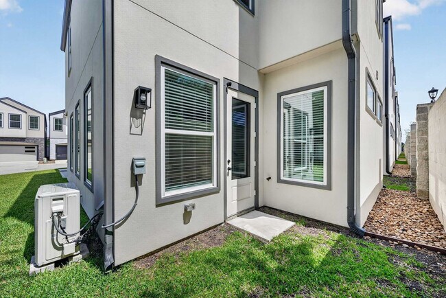 Building Photo - 2908 El Fenice Ln