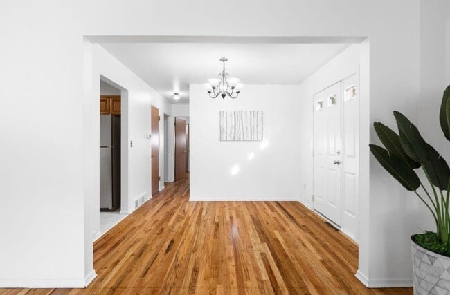 Building Photo - 603 E Columbia Ave