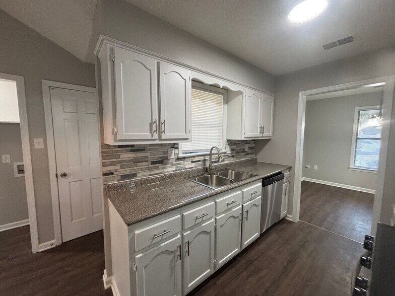 Building Photo - 6333 Green Grove Dr