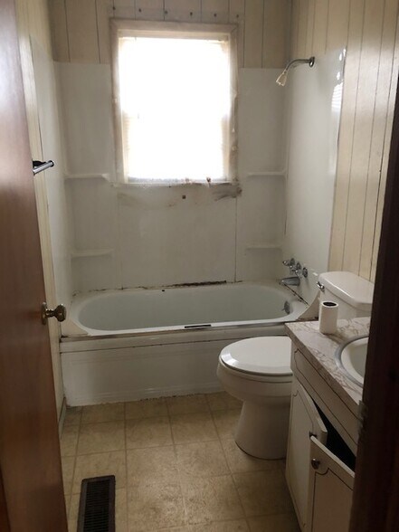 Building Photo - 2806 Florence Dr