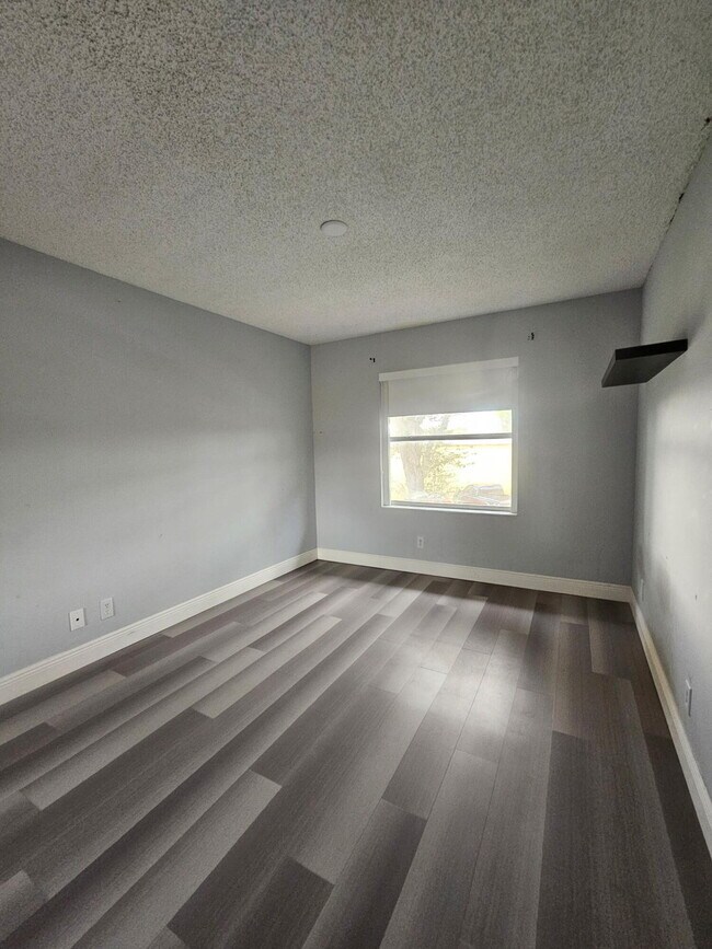 Building Photo - 331 Cypress Way W