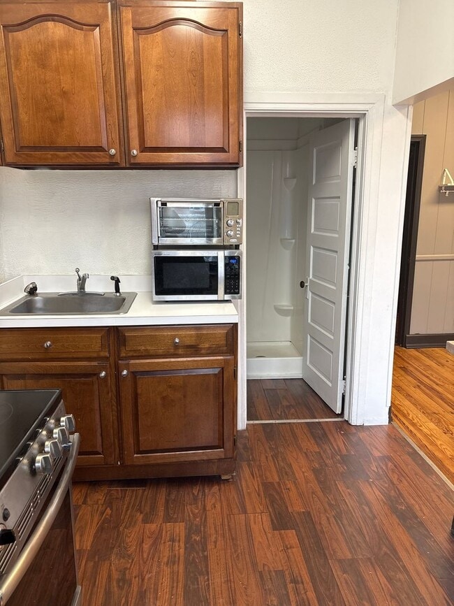 Building Photo - Cozy 1 Bedroom in Downtown York City with ...