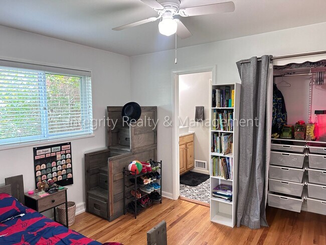 Building Photo - 3367 W Arlington Ave