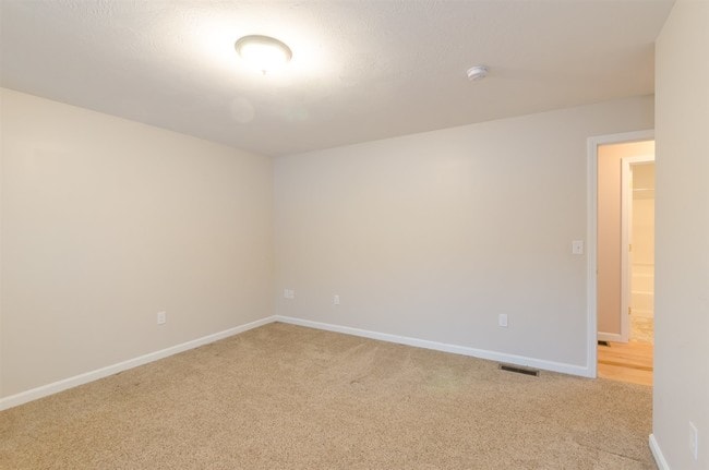 Building Photo - 60 Russell Hill Rd