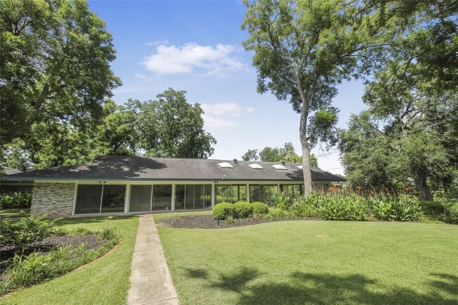 Building Photo - 536 Oak Dr