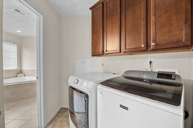 Building Photo - Spacious 5BR Home with Large Backyard in Quiet Chesapeake Neighborhood!