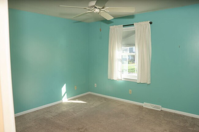 Building Photo - 922 Pinetree Way