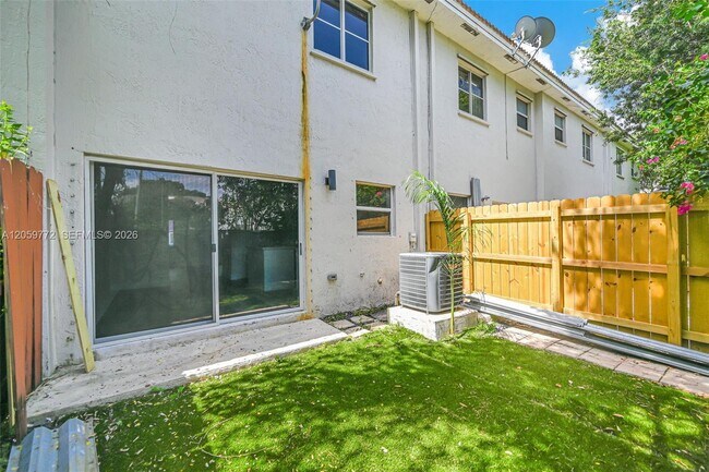 Building Photo - 1681 SE 30th St