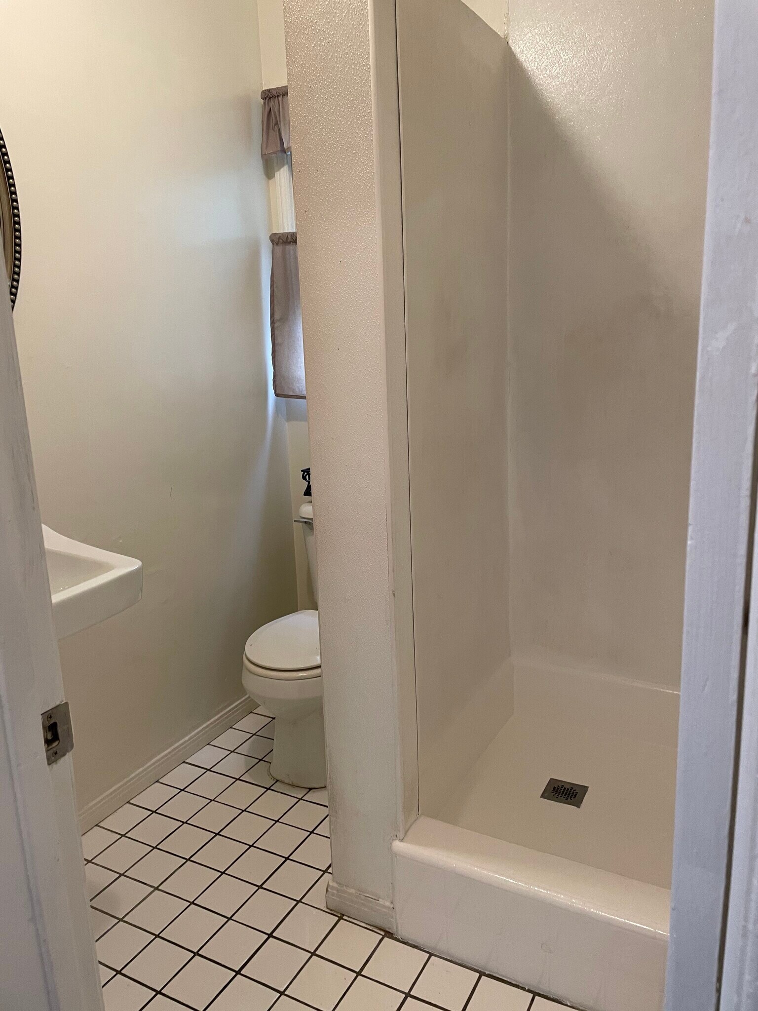 bathroom shower - 1620 S 2nd Ave