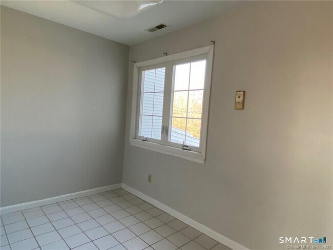 Building Photo - 560 Silver Sands Rd
