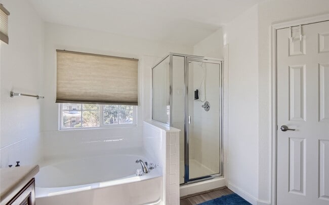 Building Photo - Huge room in a large shared home, private ...