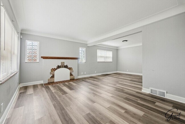 Building Photo - 3 bedroom bungalow $1500