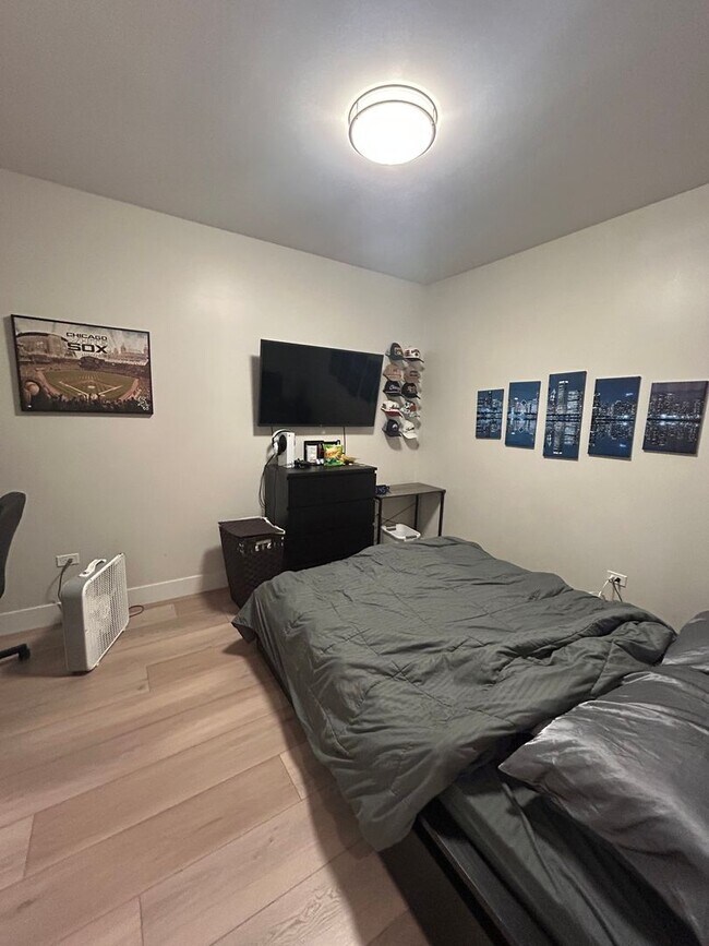 Building Photo - 1646 W Belmont Ave