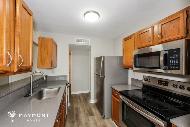 Building Photo - 7024 Greenview Cir S