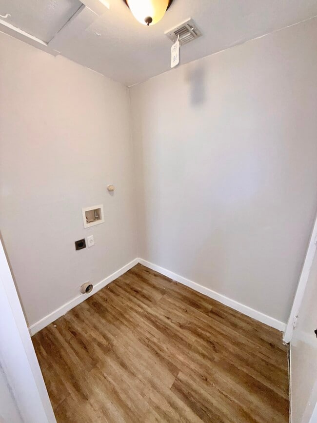 Building Photo - 429 E Carson St