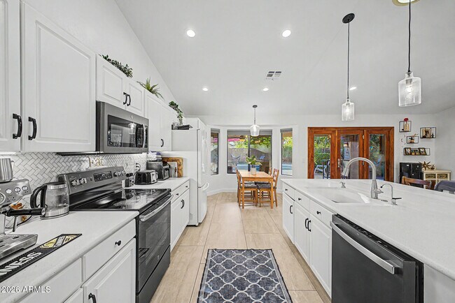 Building Photo - 3040 S Rosemary Dr