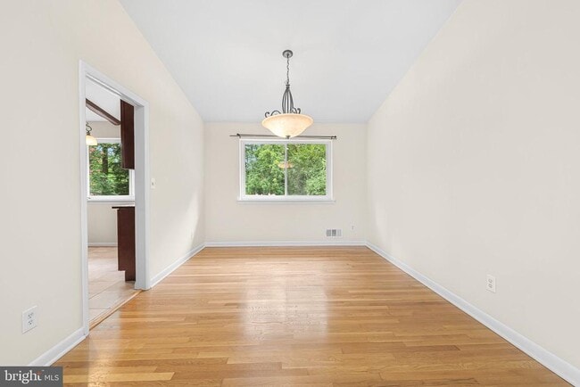 Building Photo - 9813 Inglemere Dr