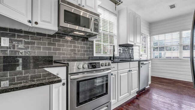 Building Photo - Charming 2BR/2BA with Bonus Room South Tam...