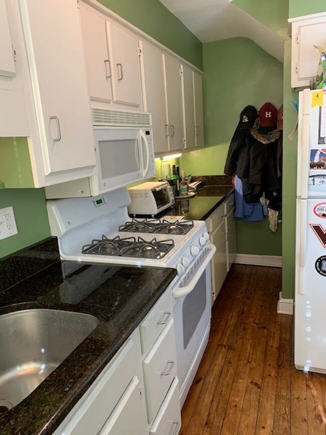 Building Photo - Beautiful 2 Bedroom 1 Bathroom End Unit, B...