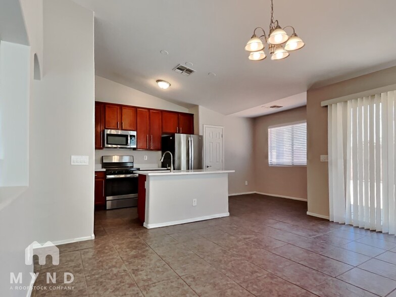 Building Photo - 5621 S 31st Dr