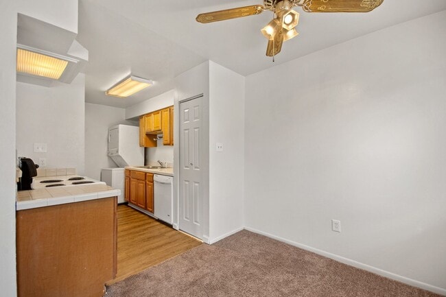 Building Photo - Bright Townhome in Lakewood!