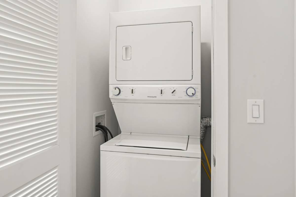 Building Photo - 825 W Adams St