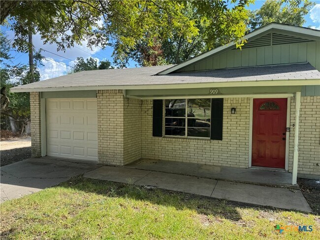 Building Photo - 909 W Munroe Ave