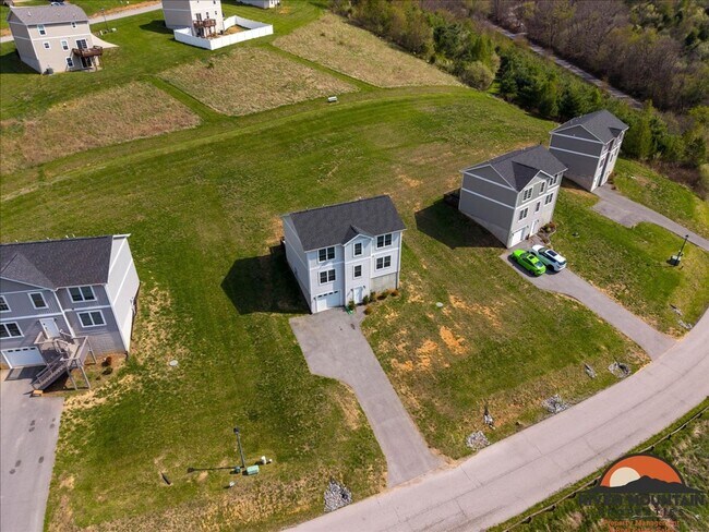 Building Photo - Spacious Three Level Home in Pembroke