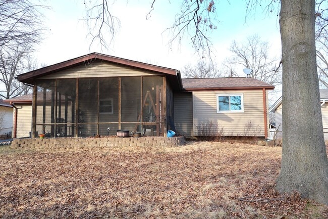 Building Photo - Charming 3-Bed, 2-Bath Home with 2 Car Garage & Covered Patio