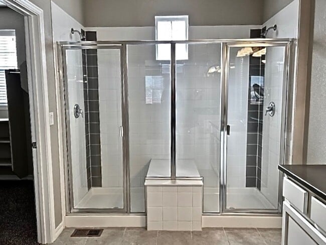 Building Photo - 5 Bedroom Home Close to Downtown Monument!!