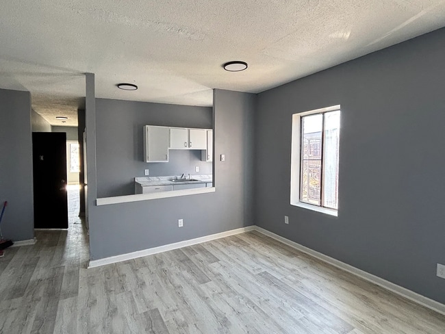 Building Photo - beautifully updated 3 bedroom, 1 bathroom apartment