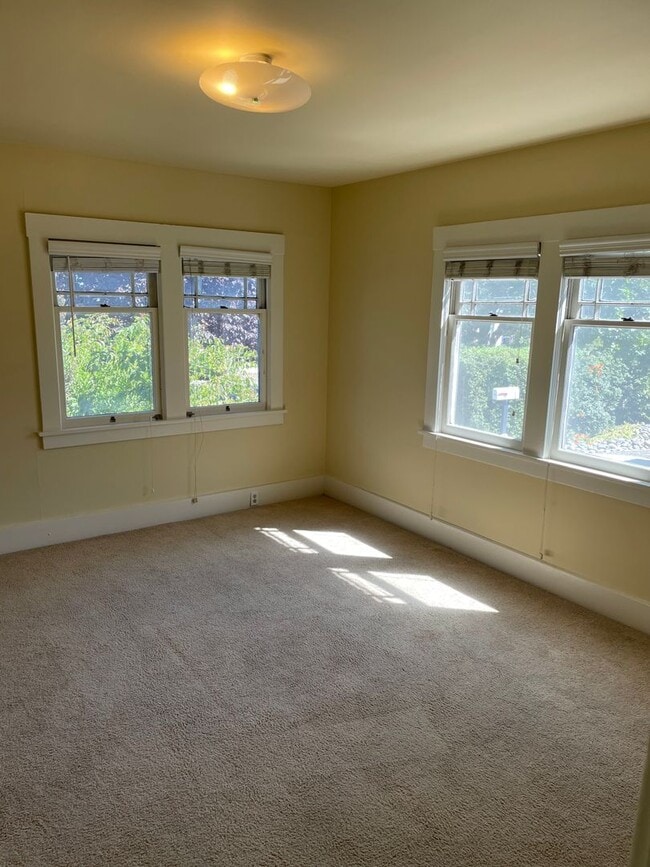 Building Photo - Great West Side Location!!