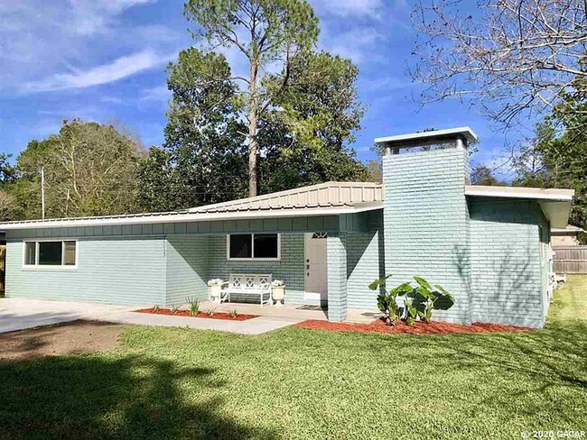 Building Photo - Modern Comfort Meets Classic Charm – Spacious Alachua Rental