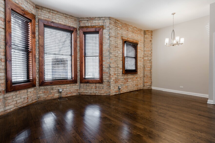 Building Photo - 1756 W Montrose Ave