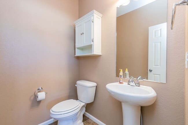 Building Photo - Beautiful 3 Bed 2.5 Bath in Thompson River...