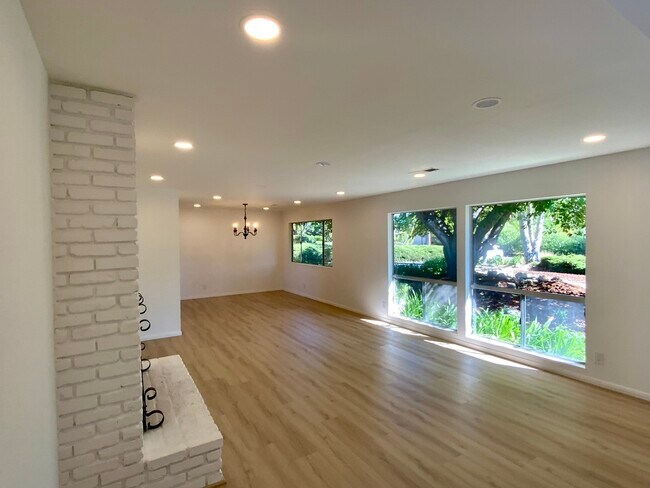 Building Photo - 915 Ranch View Ln