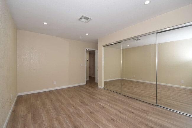 Building Photo - Large 2Bedroom | 2nd Floor | Highly Remodeled