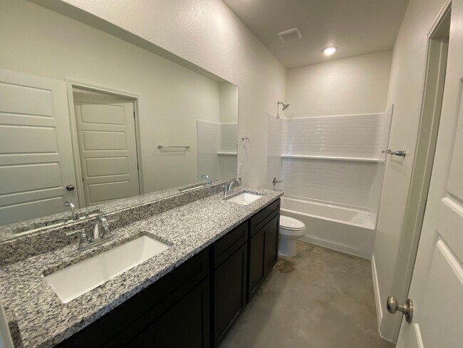 Building Photo - 648 Pacific Crest Trl