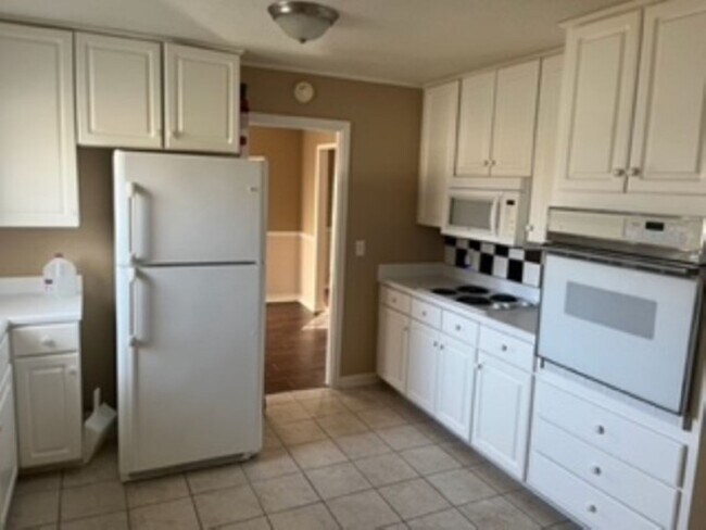 Building Photo - 3 Bedroom, 2 Bath home.