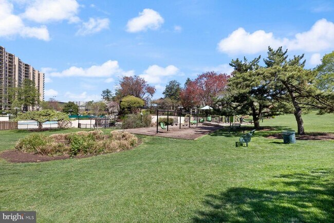 Building Photo - 203 Yoakum Pkwy