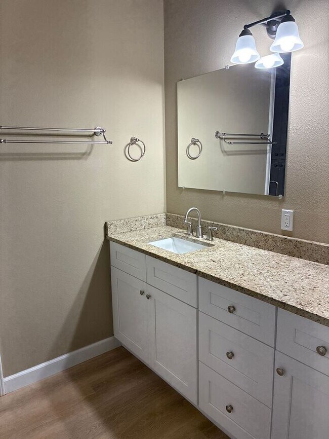 Building Photo - 5BR/3BA w/ Front Yard + Assigned Parking in Kingsbury, TX